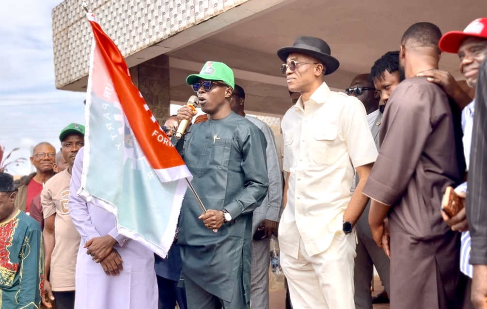 ABURE FLAGS OFF LABOUR PARTY SENATORIAL CAMPAIGN IN UROMI …Says It’s Uromi’s Turn to Produce a Senator, Presents Party Flag to Paul Omo Okojie