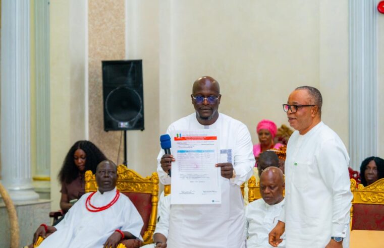 APC Primaries: Ogbeide-Ihama present senatorial result sheet to Oba of Benin